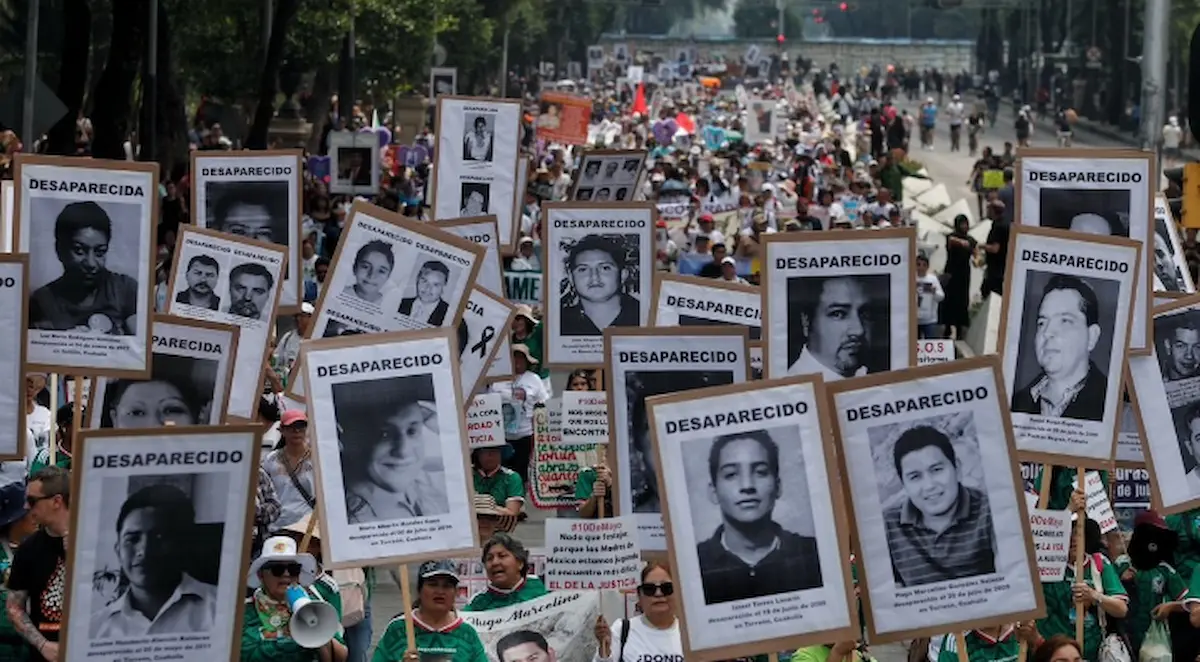 El informe aborda los esfuerzos que realizan personas, familias y colectivos que buscan a sus seres queridos, y que luchan por verdad y justicia, a quienes reconoce su ardua labor.