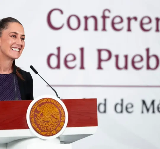 La presidenta Claudia Sheinbaum Pardo afirmó que el recorte al Ciclo Escolar 2025-2026 no fue una ocurrencia del secretario de Educación Pública (SEP), Mario Delgado.