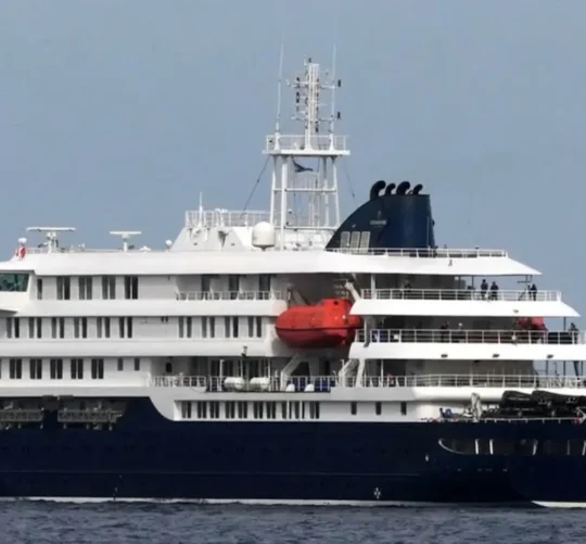 Catorce pasajeros españoles del crucero MV Hondius, afectado por un brote de hantavirus, fueron trasladados en un avión militar desde la isla canaria de Tenerife a Madrid