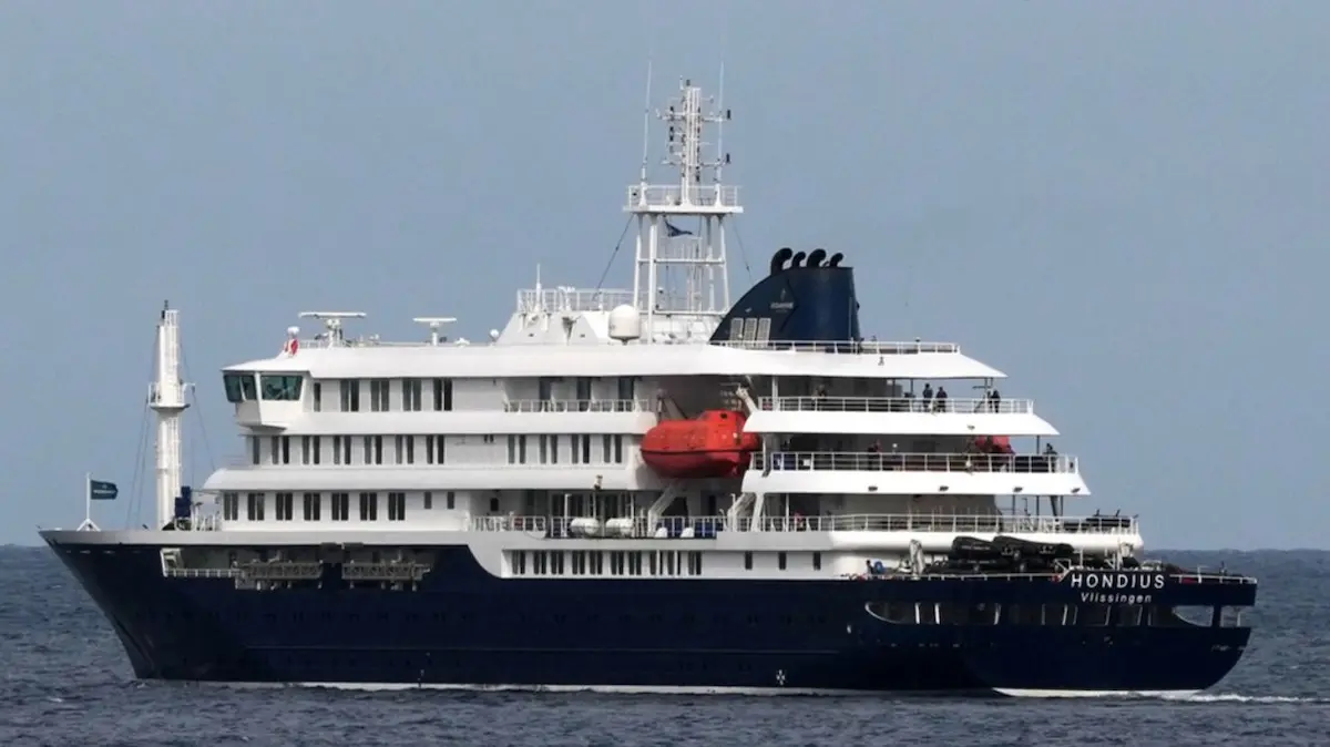 Catorce pasajeros españoles del crucero MV Hondius, afectado por un brote de hantavirus, fueron trasladados en un avión militar desde la isla canaria de Tenerife a Madrid