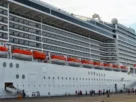 Las autoridades francesas ordenaron inicialmente que más de mil 700 pasajeros y tripulantes del crucero The Ambition permanecieran a bordo, pero el miércoles por la noche permitieron el desembarco