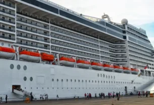 Las autoridades francesas ordenaron inicialmente que más de mil 700 pasajeros y tripulantes del crucero The Ambition permanecieran a bordo, pero el miércoles por la noche permitieron el desembarco