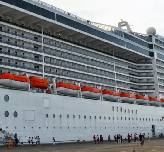 Las autoridades francesas ordenaron inicialmente que más de mil 700 pasajeros y tripulantes del crucero The Ambition permanecieran a bordo, pero el miércoles por la noche permitieron el desembarco