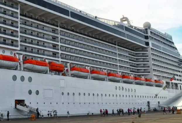 Las autoridades francesas ordenaron inicialmente que más de mil 700 pasajeros y tripulantes del crucero The Ambition permanecieran a bordo, pero el miércoles por la noche permitieron el desembarco