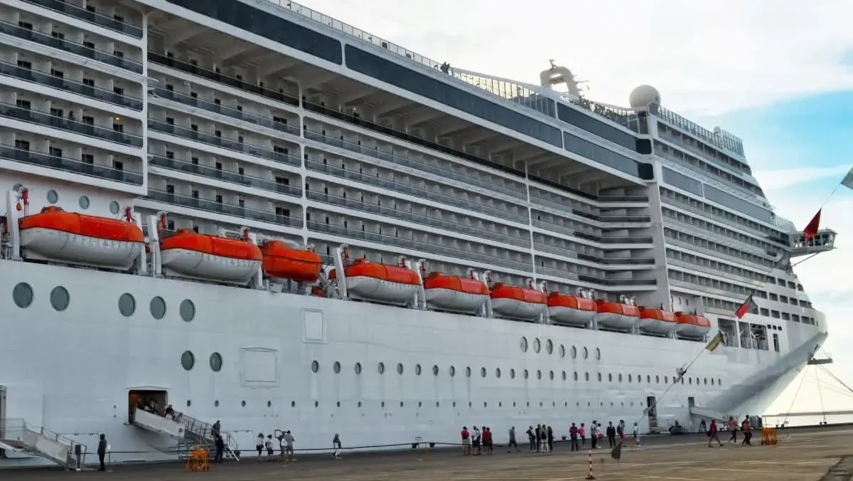 Las autoridades francesas ordenaron inicialmente que más de mil 700 pasajeros y tripulantes del crucero The Ambition permanecieran a bordo, pero el miércoles por la noche permitieron el desembarco