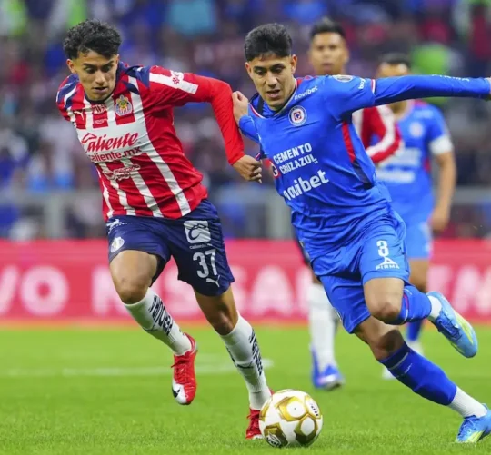 El estadio Azteca, recién nombrado Banorte, culminó su etapa de pruebas rumbo al Mundial 2026 con un juego que encendió las emociones después de que Cruz Azul rescató de local un polémico empate 2-2 ante Chivas