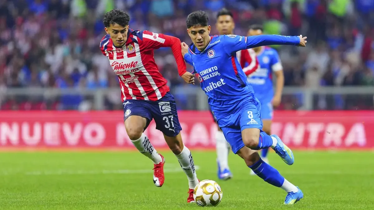 El estadio Azteca, recién nombrado Banorte, culminó su etapa de pruebas rumbo al Mundial 2026 con un juego que encendió las emociones después de que Cruz Azul rescató de local un polémico empate 2-2 ante Chivas