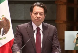 “A partir de los Gobiernos de la Transformación inició esta recuperación salarial y con este anuncio hoy se sostiene, muchas felicidades a los maestros y maestras”.