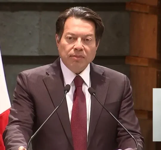 “A partir de los Gobiernos de la Transformación inició esta recuperación salarial y con este anuncio hoy se sostiene, muchas felicidades a los maestros y maestras”.