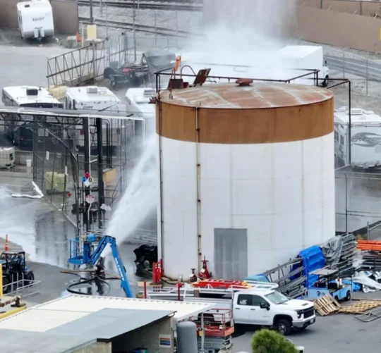 California solicitó al gobierno de Estados Unidos una declaración de emergencia debido a una fuga de productos químicos tóxicos en un tanque, que se teme que colapse, afectando a por lo menos cinco ciudades en el sur del estado.