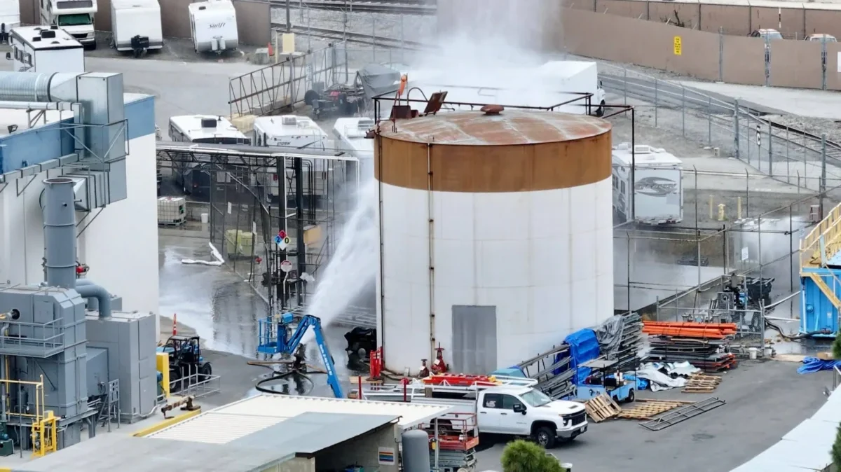 California solicitó al gobierno de Estados Unidos una declaración de emergencia debido a una fuga de productos químicos tóxicos en un tanque, que se teme que colapse, afectando a por lo menos cinco ciudades en el sur del estado.