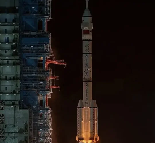 Durante esta misión, un astronauta chino pasará un año entero en órbita a bordo de la estación espacial Tiangong (Palacio Celestial, en chino), un hito crucial para el programa de alunizaje de Pekín.