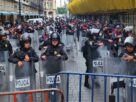 La policía instaló un cerco con escudos sobre 5 de Mayo, a unas cuadras del Zócalo, lo que derivó en enfrentamientos con integrantes de la CNTE.