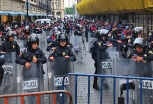 La policía instaló un cerco con escudos sobre 5 de Mayo, a unas cuadras del Zócalo, lo que derivó en enfrentamientos con integrantes de la CNTE.