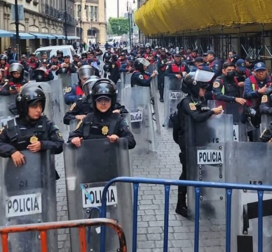 La policía instaló un cerco con escudos sobre 5 de Mayo, a unas cuadras del Zócalo, lo que derivó en enfrentamientos con integrantes de la CNTE.