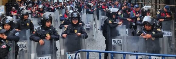 La policía instaló un cerco con escudos sobre 5 de Mayo, a unas cuadras del Zócalo, lo que derivó en enfrentamientos con integrantes de la CNTE.