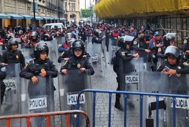La policía instaló un cerco con escudos sobre 5 de Mayo, a unas cuadras del Zócalo, lo que derivó en enfrentamientos con integrantes de la CNTE.