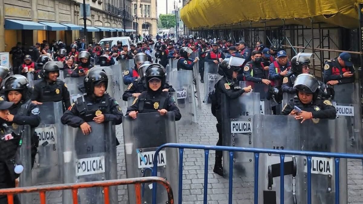 La policía instaló un cerco con escudos sobre 5 de Mayo, a unas cuadras del Zócalo, lo que derivó en enfrentamientos con integrantes de la CNTE.