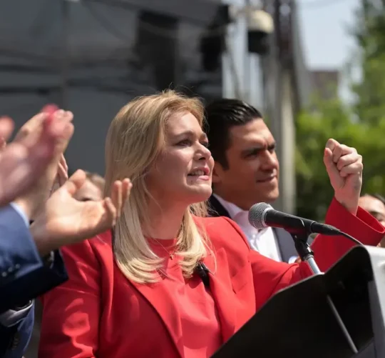 La gobernadora de Chihuahua, Maru Campos, acudió a la Fiscalía General de la República (FGR) en la Ciudad de México, tras ser citada a comparecer en las oficinas de Ciudad Juárez.