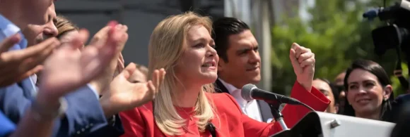 La gobernadora de Chihuahua, Maru Campos, acudió a la Fiscalía General de la República (FGR) en la Ciudad de México, tras ser citada a comparecer en las oficinas de Ciudad Juárez.