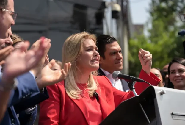 La gobernadora de Chihuahua, Maru Campos, acudió a la Fiscalía General de la República (FGR) en la Ciudad de México, tras ser citada a comparecer en las oficinas de Ciudad Juárez.