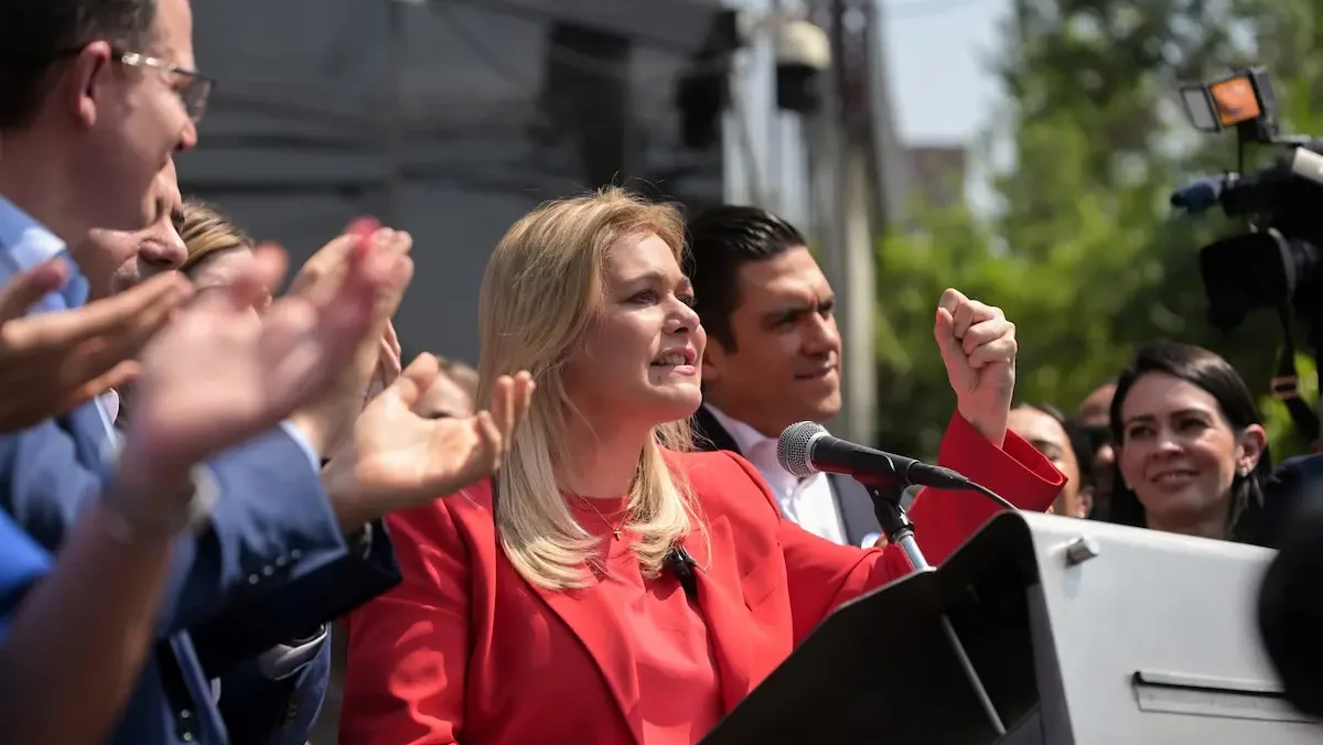 La gobernadora de Chihuahua, Maru Campos, acudió a la Fiscalía General de la República (FGR) en la Ciudad de México, tras ser citada a comparecer en las oficinas de Ciudad Juárez.