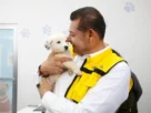 Armenta con su nuevo perrito