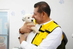 Armenta con su nuevo perrito
