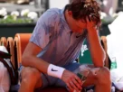 Sinner acabó el partido de forma agónica, si bien comenzó a sentirse mal cuando tenía la victoria al alcance de su mano, tras haberse apuntado los dos primeros sets y cuando estaba 5-1 en el tercero.
