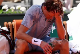 Sinner acabó el partido de forma agónica, si bien comenzó a sentirse mal cuando tenía la victoria al alcance de su mano, tras haberse apuntado los dos primeros sets y cuando estaba 5-1 en el tercero.