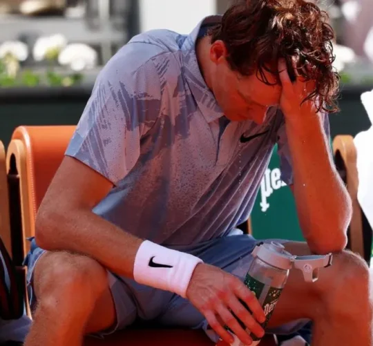 Sinner acabó el partido de forma agónica, si bien comenzó a sentirse mal cuando tenía la victoria al alcance de su mano, tras haberse apuntado los dos primeros sets y cuando estaba 5-1 en el tercero.