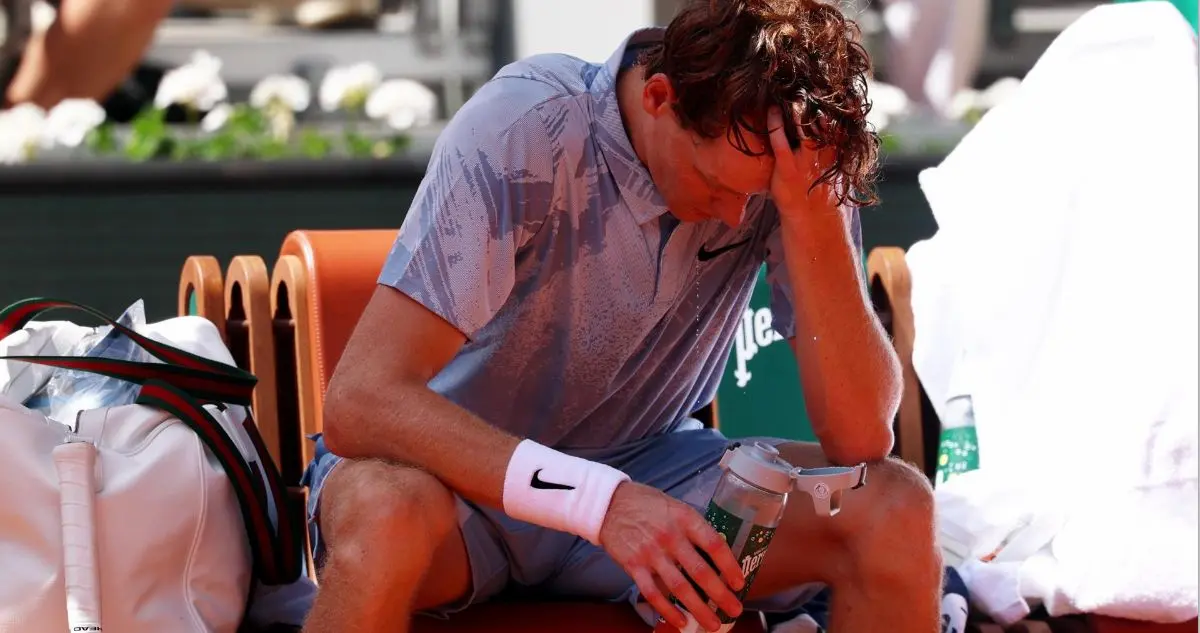 Sinner acabó el partido de forma agónica, si bien comenzó a sentirse mal cuando tenía la victoria al alcance de su mano, tras haberse apuntado los dos primeros sets y cuando estaba 5-1 en el tercero.