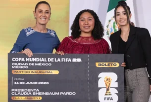 Sheinbaum entrega boleto para inauguración del Mundial a joven veracruzana Yolett Cervantes