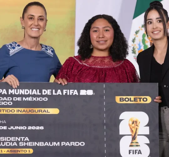 Sheinbaum entrega boleto para inauguración del Mundial a joven veracruzana Yolett Cervantes