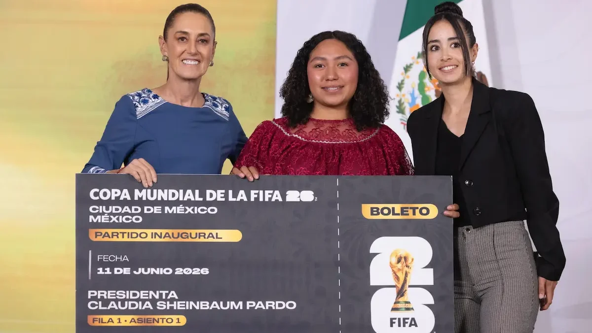 Sheinbaum entrega boleto para inauguración del Mundial a joven veracruzana Yolett Cervantes