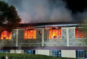 La policía de Kenia arrestó a ocho estudiantes por sospecha de incendio provocado, informaron las autoridades el viernes, después de que un fuego destruyera un dormitorio en un internado y causara la muerte de 16 menores