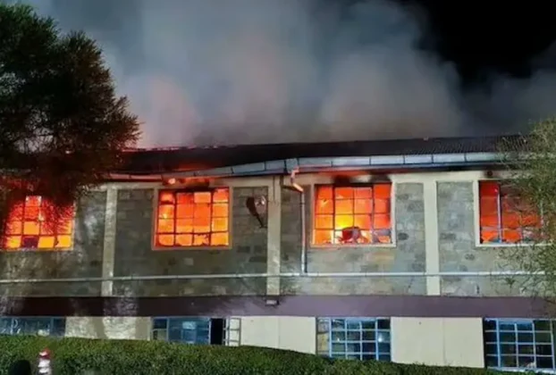 La policía de Kenia arrestó a ocho estudiantes por sospecha de incendio provocado, informaron las autoridades el viernes, después de que un fuego destruyera un dormitorio en un internado y causara la muerte de 16 menores