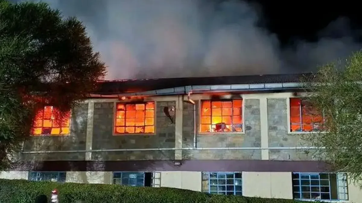 La policía de Kenia arrestó a ocho estudiantes por sospecha de incendio provocado, informaron las autoridades el viernes, después de que un fuego destruyera un dormitorio en un internado y causara la muerte de 16 menores