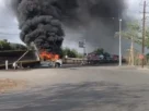 Un enfrentamiento entre autoridades y civiles armados provocó al menos seis bloqueos con tráileres incendiados sobre la autopista Manzanillo-Colima