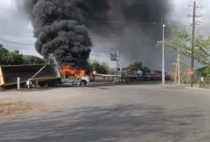 Un enfrentamiento entre autoridades y civiles armados provocó al menos seis bloqueos con tráileres incendiados sobre la autopista Manzanillo-Colima