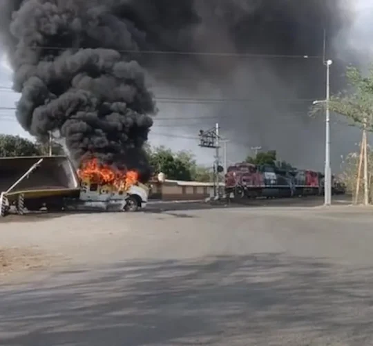 Un enfrentamiento entre autoridades y civiles armados provocó al menos seis bloqueos con tráileres incendiados sobre la autopista Manzanillo-Colima