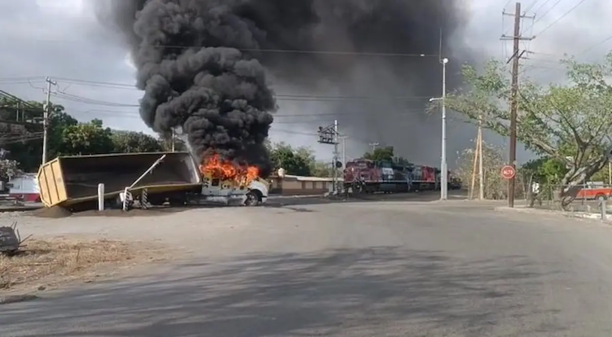 Un enfrentamiento entre autoridades y civiles armados provocó al menos seis bloqueos con tráileres incendiados sobre la autopista Manzanillo-Colima