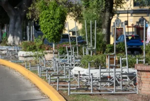 instalacion de gradas para el desfile de 5 de mayo