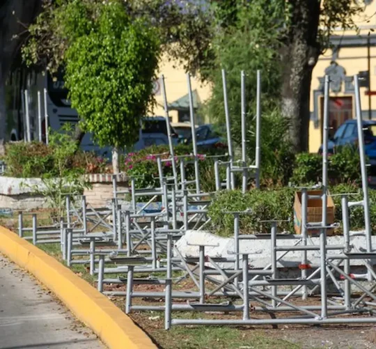 instalacion de gradas para el desfile de 5 de mayo