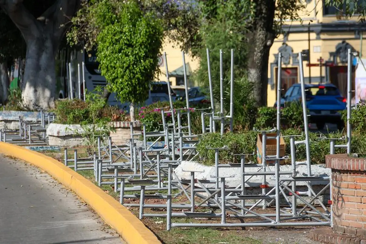 instalacion de gradas para el desfile de 5 de mayo