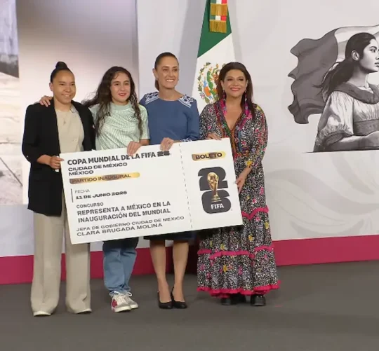 La presidenta Claudia Sheinbaum hizo un llamado a promover la inclusión en el futbol en México, tanto de mujeres como a un nivel social, al reiterar su exhorto a que los clubes de dicho deporte tengan sus propias escuelas de formación para niños, niñas y jóvenes.