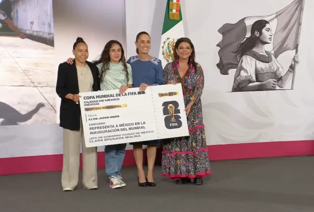 La presidenta Claudia Sheinbaum hizo un llamado a promover la inclusión en el futbol en México, tanto de mujeres como a un nivel social, al reiterar su exhorto a que los clubes de dicho deporte tengan sus propias escuelas de formación para niños, niñas y jóvenes.