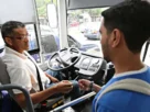 Estudiante pagando transporte