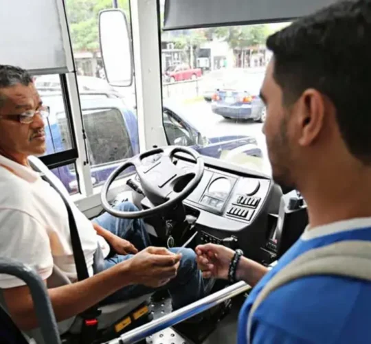 Estudiante pagando transporte