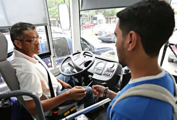 Estudiante pagando transporte